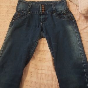 Blue skinny jeans low cuts on the ankles